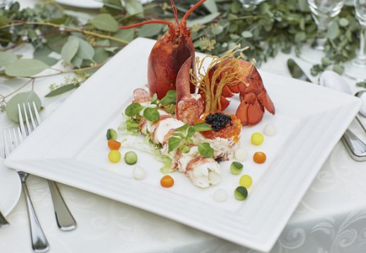 ARCHE(アルシェ)。料理。ハレの日にふさわしい、伊勢海老などの食材も使用されます