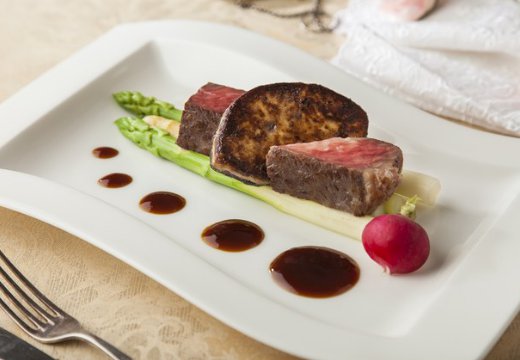 ARCHE(アルシェ)。料理。やわらかな食感と奥深い味わいがゲストから好評の肉料理
