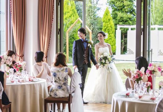 ARCHE(アルシェ)。披露宴会場。ゲストが拍手と歓声で出迎えてくれる、ガーデンからの入場