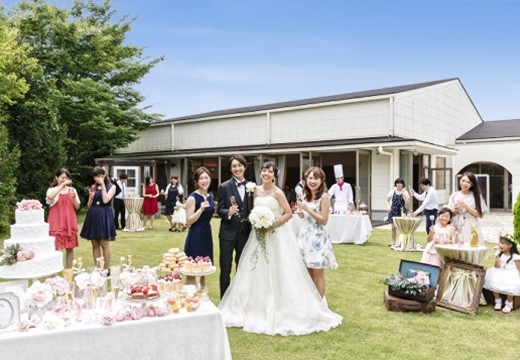 ARCHE(アルシェ)。披露宴会場。ガーデンを舞台に、ゲストと和やかなひと時を満喫できます