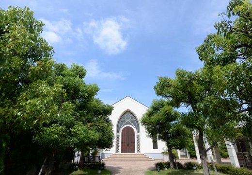 ARCHE(アルシェ)。挙式会場。木々に囲まれた場所に建つチャペルは、教会式と人前式に対応