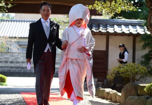 藤右ェ門。挙式会場。緑が美しい庭園に白無垢姿の花嫁が美しく映えます