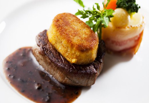 Franc Belle Amour(フラン・ベル・アムール)。料理。贅沢でボリュームたっぷりの厳選牛のソテーなどでもてなせます