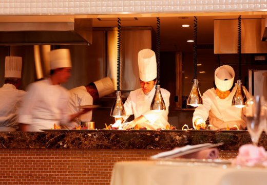 Franc Belle Amour(フラン・ベル・アムール)。料理。オープンキッチンから漂う香りに、料理への期待も高まります