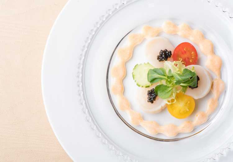 ウエディングガーデン ティアランジェ(旧 ARDEN BLISS)。料理。彩り鮮やかな美しい盛りつけに、思わず笑顔がこぼれます