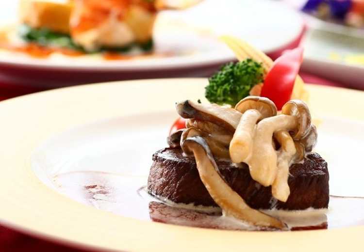 ウエディングガーデン ティアランジェ(旧 ARDEN BLISS)。料理。味や見た目はもちろん、ボリュームもたっぷりと好評