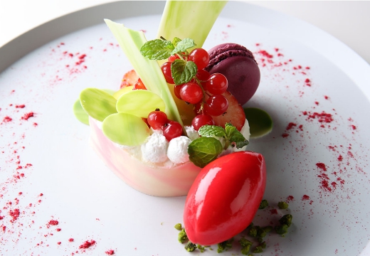 ザ グランダブリュー 水戸(THE GRAND W MITO)。料理。コースの最後には芸術品のようなデザートも登場