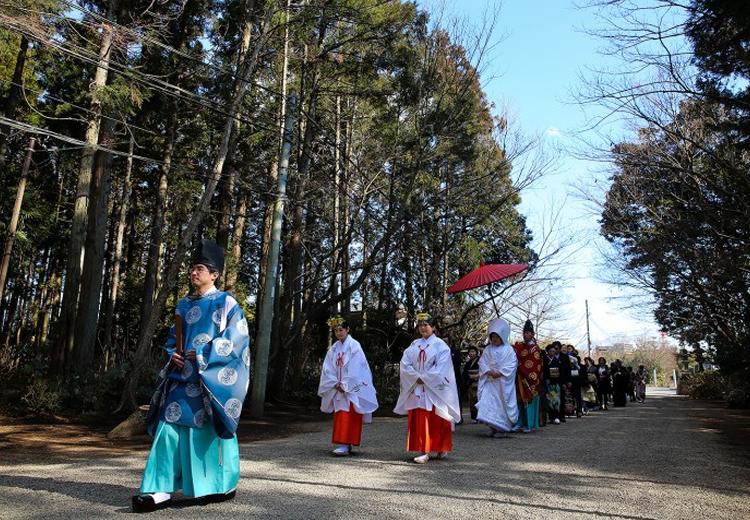 水戸八幡宮。緑豊かな境内をゆっくりと歩み社殿へと向かう美しい参進の儀