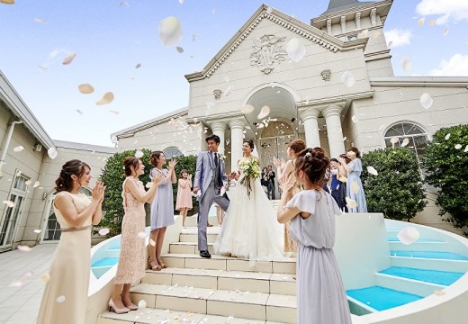 プリマディーバ。挙式会場。青空の下、晴れやかな気分でアフターセレモニーを満喫