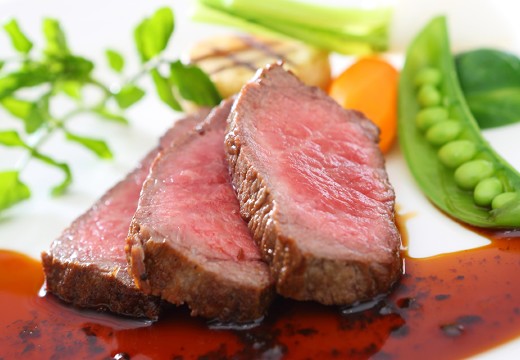Cotoneau(旧名:ヴィラドゥ インターパーク)。料理。カットして提供された料理は、お箸でも味わうことができます