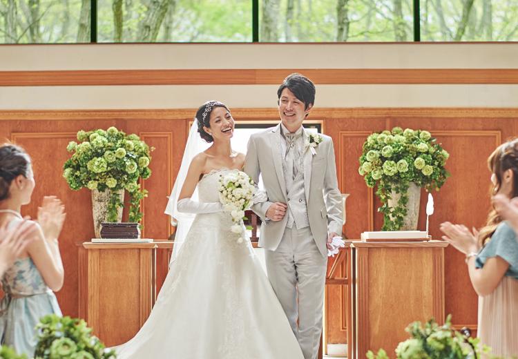 ホテルエピナール那須／那須高原 森のチャペル。挙式会場。ゲストからの祝福に包まれる退場シーンはかけがえのない時間