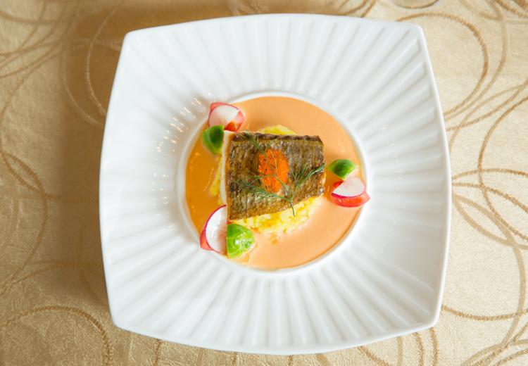 VILLA DOUX(ナチュラル ホーム ウェディング ヴィラ ドゥ)。料理。箸で楽しめる創作フレンチは幅広い年齢層に喜ばれます