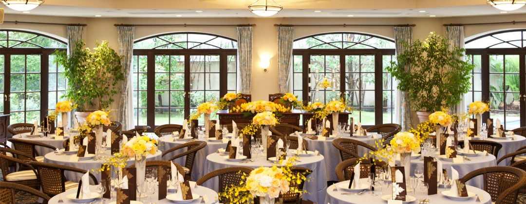 VILLA DOUX(ナチュラル ホーム ウェディング ヴィラ ドゥ)。披露宴会場。めずらしい円形のバンケット『ロコ・コアール』は、最大150名まで。全面に窓が配され、陽光がまぶしく差し込みます
