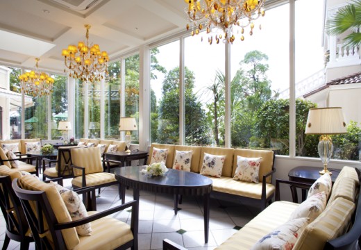 VILLA DOUX(ナチュラル ホーム ウェディング ヴィラ ドゥ)。披露宴会場。窓の外にガーデンが広がり、まぶしい緑も素敵な演出になります
