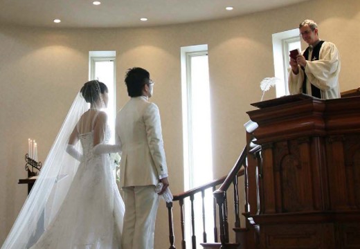 VILLA DOUX(ナチュラル ホーム ウェディング ヴィラ ドゥ)。挙式会場。やわらかい光に包まれながら、永遠の誓いを交わします