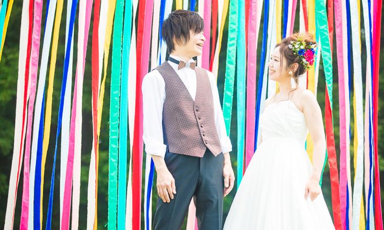 ブレスインフォレスト。演出・小物。芝生の丘にリボンカーテンを飾り付けすれば、写真映えするフォトスポットに