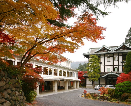 日光金谷ホテル。アクセス・ロケーション。秋には色づく紅葉を楽しむことができる、落ち着きのある空間