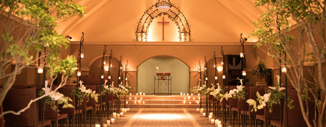 メゾン エルミタージュ。挙式会場。柔らかい光がアットホームな雰囲気を演出する『サンクレール教会』。大切なゲストを100名まで招待できます