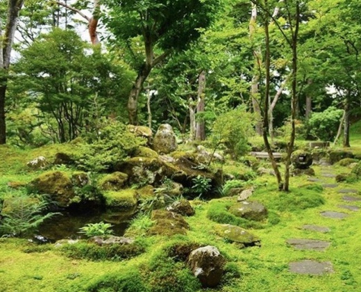 日光 星の宿。演出・小物。美しく手入れされた緑豊かな日本庭園での記念撮影が可能