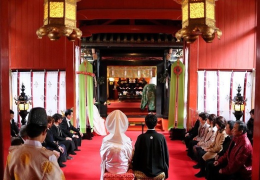 日光 星の宿。挙式会場。『日光二荒山神社』の社殿は、鮮やかな朱塗りの内装が印象的