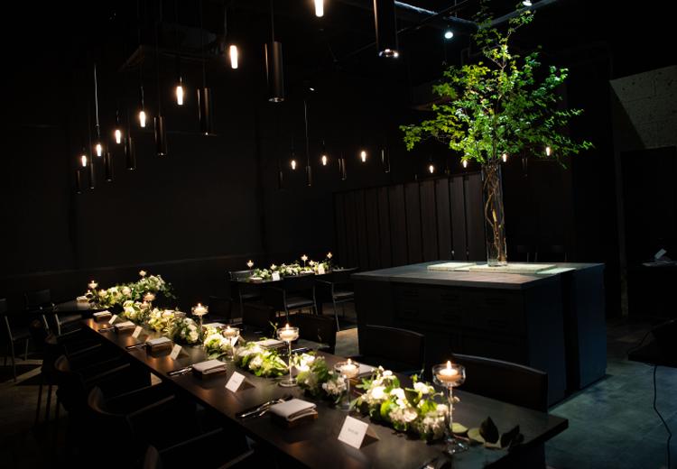 RESTAURANT chihiro(レストラン チヒロ)。黒を基調としたスタイリッシュなレストランでは、映像演出も実現