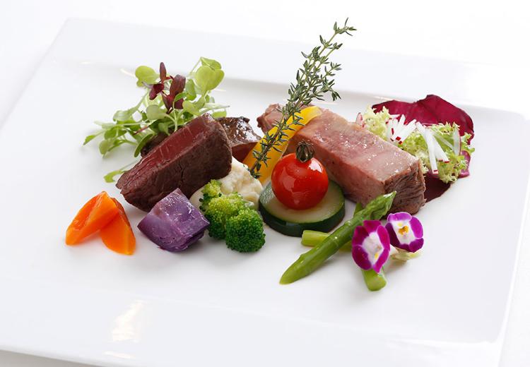 「最高の一日」~Wonderful Wedding~(「最高の一日」~ワンダフル ウェディング~)。料理。やわらかな食感と豊かな味わいがゲストから好評の肉料理