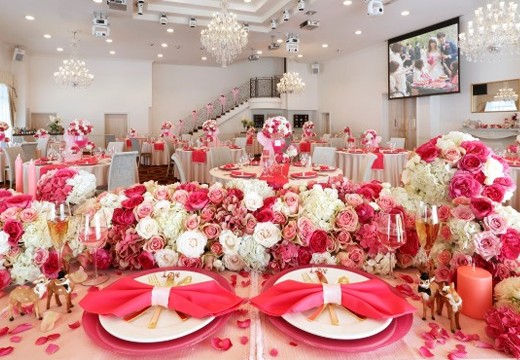 「最高の一日」~Wonderful Wedding~(「最高の一日」~ワンダフル ウェディング~)。披露宴会場。高い天井とシャンデリアが特徴の会場は130名まで着席できます