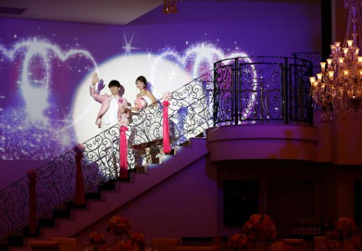 「最高の一日」~Wonderful Wedding~(「最高の一日」~ワンダフル ウェディング~)。披露宴会場。華やかな階段からの入場に、ゲストから拍手と歓声がおくられます