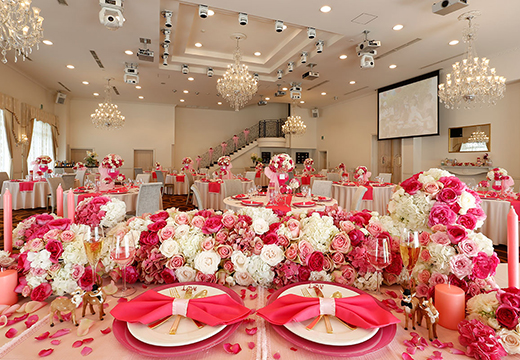 「最高の一日」~Wonderful Wedding~(「最高の一日」~ワンダフル ウェディング~)。煌めくシャンデリアと大階段がパーティーを盛り上げます
