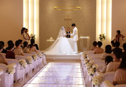 「最高の一日」~Wonderful Wedding~(「最高の一日」~ワンダフル ウェディング~)。挙式会場。光輝くバージンロードが、二人を祭壇まで導いてくれます