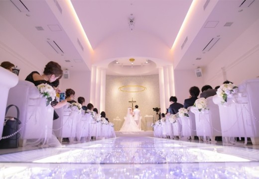 「最高の一日」~Wonderful Wedding~(「最高の一日」~ワンダフル ウェディング~)。挙式会場。最大120名まで着席できる広さも魅力のチャペル