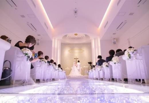 「最高の一日」～Wonderful Wedding～（「最高の一日」～ワンダフル ウェディング～）。挙式会場。最大120名まで着席できる広さも魅力のチャペル