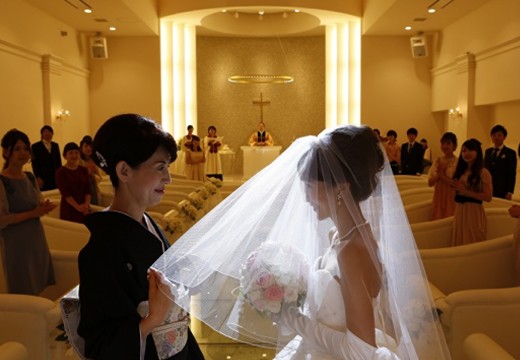 「最高の一日」~Wonderful Wedding~(「最高の一日」~ワンダフル ウェディング~)。挙式会場。花嫁を災いから守ると伝えられる、感動的なベールダウンの儀式