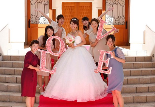 「最高の一日」~Wonderful Wedding~(「最高の一日」~ワンダフル ウェディング~)。挙式会場。チャペル前の階段では、ゲストと心に残る1枚を残せます