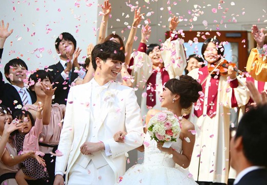 「最高の一日」~Wonderful Wedding~(「最高の一日」~ワンダフル ウェディング~)。挙式会場。アフターセレモニーはゲストからフラワーシャワーの祝福