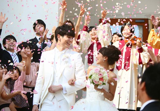 「最高の一日」～Wonderful Wedding～（「最高の一日」～ワンダフル ウェディング～）。挙式会場。アフターセレモニーはゲストからフラワーシャワーの祝福