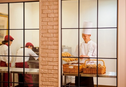 マリエール太田（休業中）。料理。ベーカリールームから運ばれる種類豊富な焼き立てパンも人気