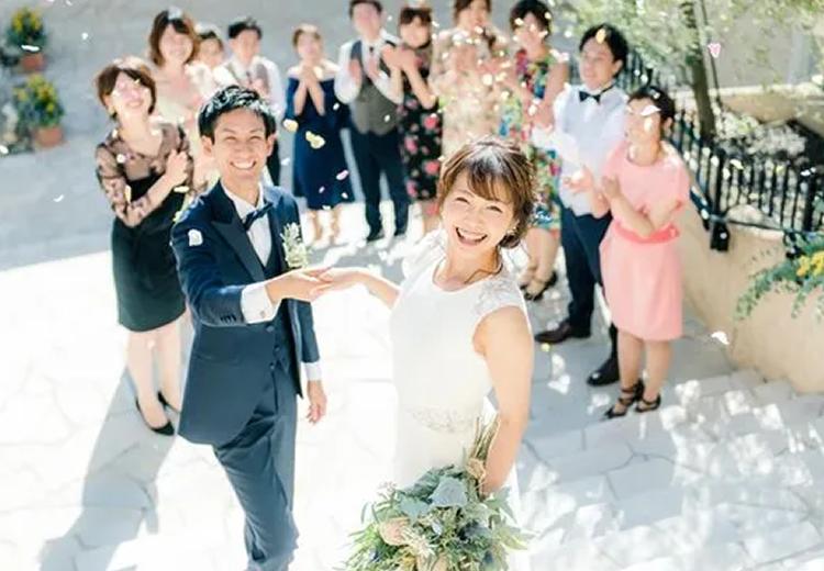 VILLAS DES MARIAGES 太田（ヴィラ・デ・マリアージュ 太田）。挙式会場。チャペルへと続く大きな階段で祝福を受けるフラワーシャワー