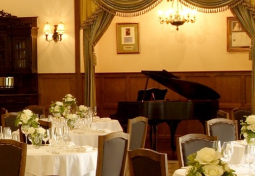 アルバート邸。披露宴会場。格調高い雰囲気を演出するドイツ製のクラシックピアノ