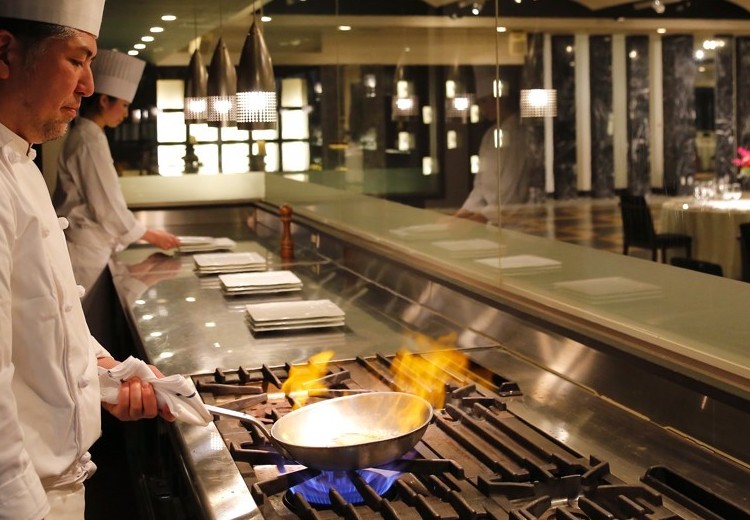 ホテルグランビュー高崎。料理。料理はオープンキッチンから最高の状態でゲストのもとへ提供