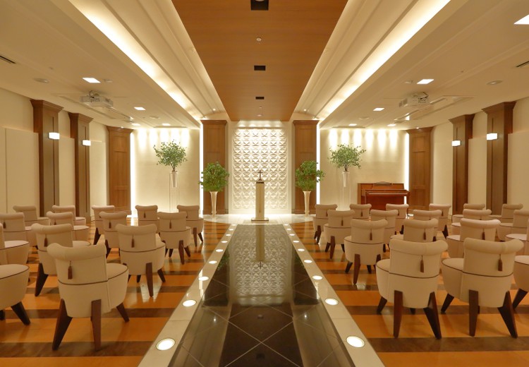 ホテルグランビュー高崎。挙式会場。シンプルなデザインが印象的な式場内の『The Chapel』