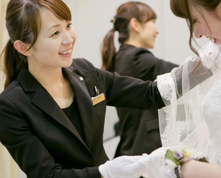 ヒカリフルコート。スタッフ。笑顔で花嫁の緊張をほぐしながら、特別な一日を支えてくれます