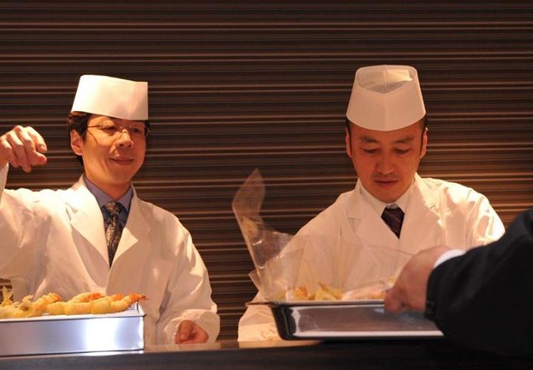 エテルナ高崎。料理。天ぷらバーや寿司バーなど、個性的な調理演出も可能です
