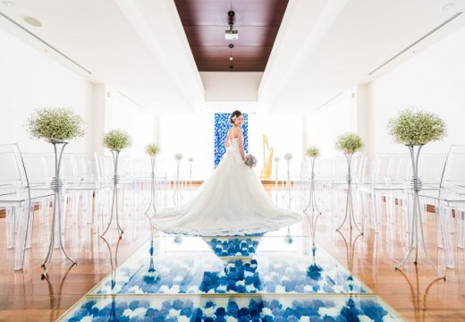 THE WEDDING RESTAURANT JURER（ウエディングレストラン ジュレ）。ブルーのバラで描くモザイクが真っ白な空間に冴えるチャペル
