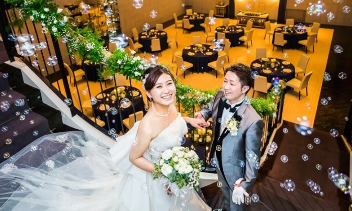 GLOBAL WEDDING DIADE(グローバルウエディング ディアーデ)。演出・小物。幻想的なバブルシャワーに包まれて大階段を降りれば、ゲストが笑顔で出迎えます