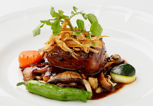 GLOBAL WEDDING DIADE(グローバルウエディング ディアーデ)。料理。肉料理の一例。黒毛和牛フィレ肉のベーコン巻き、トリュフソース