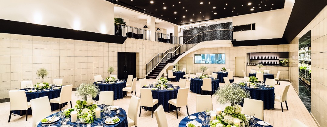 GLOBAL WEDDING DIADE(グローバルウエディング ディアーデ)。披露宴会場。新郎新婦は会場内の大きな階段から入場。ゲストの温かい拍手に包まれて、華麗なパーティーがスタートします