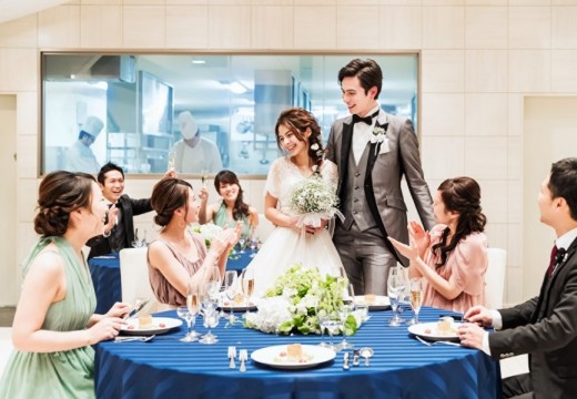 GLOBAL WEDDING DIADE(グローバルウエディング ディアーデ)。披露宴会場。併設されたオープンキッチンからは出来立ての料理が運ばれます