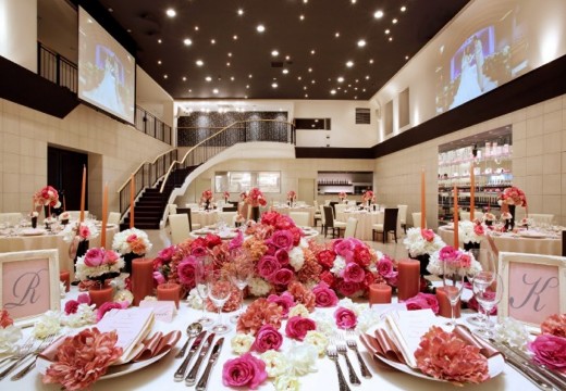 GLOBAL WEDDING DIADE（グローバルウエディング ディアーデ）。披露宴会場。壁の高い位置にある、ライブ上映も可能な2面の大型スクリーン