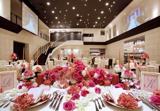 GLOBAL WEDDING DIADE(グローバルウエディング ディアーデ)。披露宴会場。壁の高い位置にある、ライブ上映も可能な2面の大型スクリーン